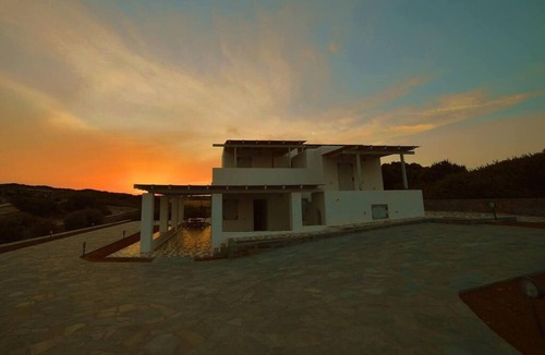 Santa Maria House | Coral Villa With 4 Bedrooms in Paros
