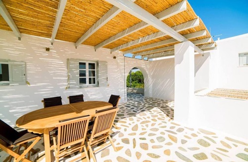 Santa Maria House | Coral Villa With 4 Bedrooms in Paros