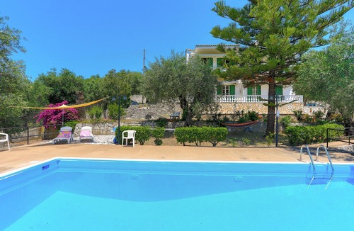 Agios Spyridon Corfu Apartment | Corfu apartment with shared pool near Saint Spyridon beach