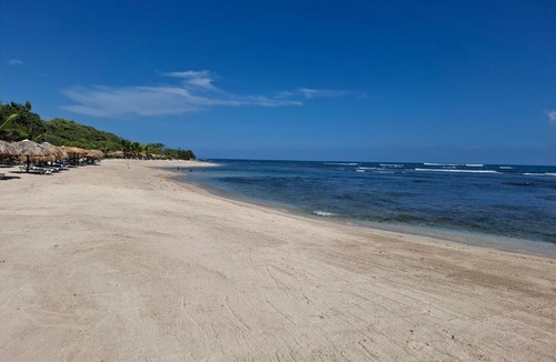 Costambar Apartment | Costambar Ocean Breeze - Beachfront Apartment with Pool
