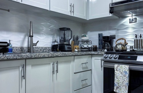 Pantoja Apartment | Cozy Apartment, Pool & Gym near the US Embassy