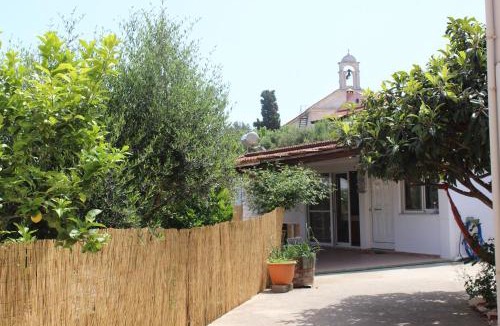 Plaka House | Cozy Backyard House