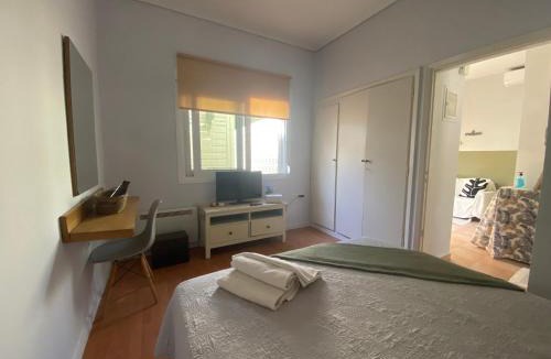 Vouliagmeni Apartment | Cozy seaside studio in Lemos Vouliagmenis