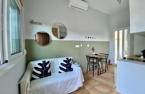 Vouliagmeni Apartment | Cozy seaside studio in Lemos Vouliagmenis