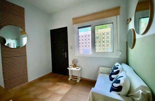 Vouliagmeni Apartment | Cozy seaside studio in Lemos Vouliagmenis