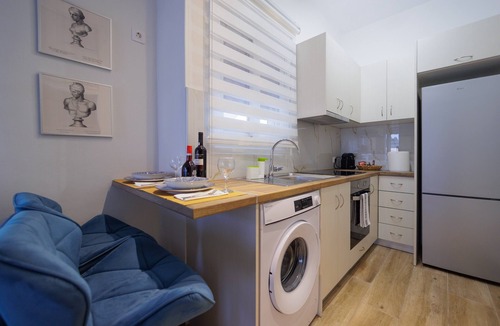 Metaxourgio Apartment | Cozy Studio with View in Athens – Private Terrace, Wi-Fi & Air Conditioning