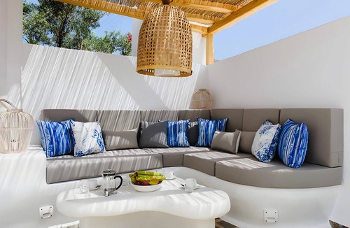 Naxos Town Villa | Cozy villa with private jacuzzi, 5 minutes from Naxos town!