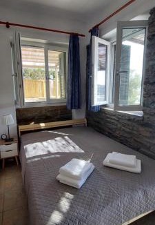 Mpatsi House | Cycladic house with a view