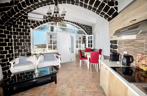 Vourvoulos Hotel | Dawn Suites Santorini