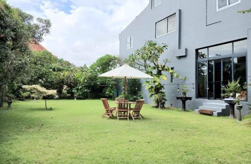 Kesiman Bed & Breakfast | De'Rein Beach House
