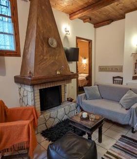 Distomo-Arachova-Antikyra House | Diminio 2 Apartment at Livadi Arachova