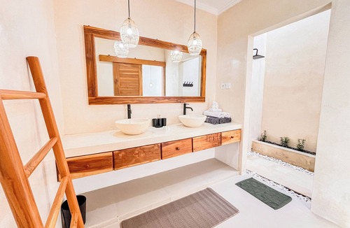 Lovina Bed & Breakfast | Dolphin 3 – Deluxe Twin Room in New Villa on Lovina Beach