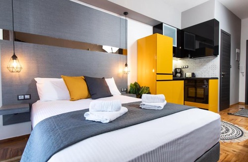 Thessaloniki City Centre Apartment | Downtown Luxury Boutique Suites : the yellow suite