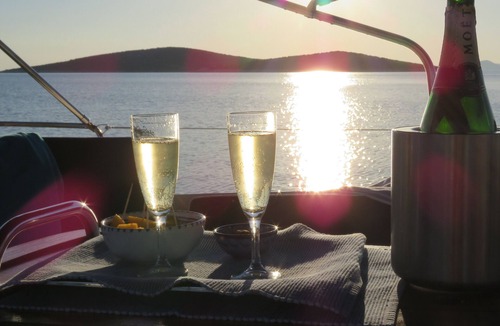Petralona Boat Rental | DREAM CRUISES SANTORINI,CYCLADES,MYKONOS, ON LUXURY SAILBOAT WITH HOSTESS/CHEF