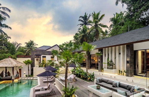 Pengosekan Villa | Dreamy 5 BR Villa Escape w/ Lush Jungle View