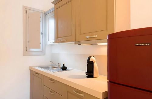 Psathi House | Echinousa Kimolos Apartment No5 with Mountain View, Wi-Fi & Air Conditioning