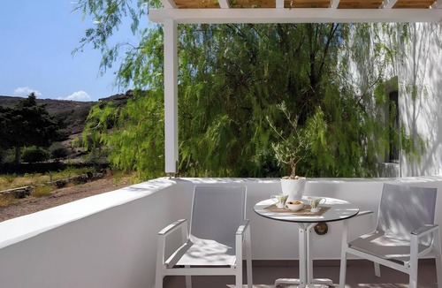 Psathi House | Echinousa Kimolos Apartment No5 with Mountain View, Wi-Fi & Air Conditioning