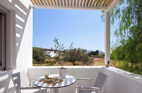 Psathi House | Echinousa Kimolos Apartment No5 with Mountain View, Wi-Fi & Air Conditioning