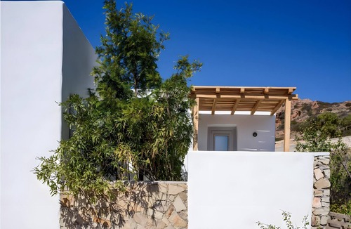 Psathi House | Echinousa Kimolos Apartment no6 with Mountain View, Wi-Fi & Air Conditioning