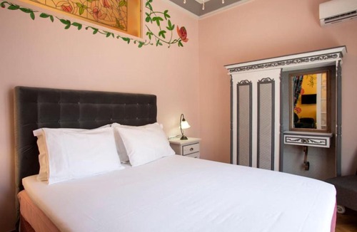 Omonia Apartment | Eclectic 4-Bed, 4-Bath Apt in Central Athens - AK1