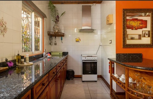 Zig Zag Ward Villa | Effie’s Mountain View Villa - gecko Villa