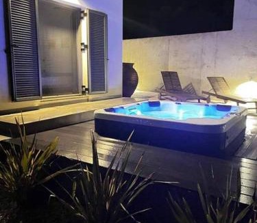 Platanias Apartment | Ek Ornelakis, Luxury Country House with Jacuzzi