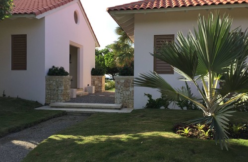 North Coast Villa | ELEGANT, CONTEMPORARY OCEANFRONT VILLA ON ITS OWN PRIVATE PENINSULA