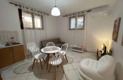 Ireon Apartment | Elegant Studio by the Beach in Ireon on Semi Basement Level