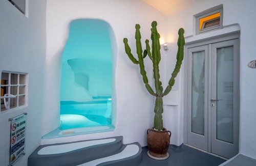 Fira Villa | Elegant two-bedroom with hot tub, Caldera view, swimming pool and Breakfast