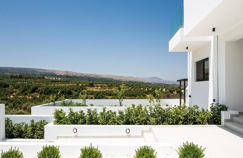 Skouloufia House | Elegant villa with heated pool and amazing views