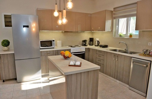 Kalithies Villa | Elegant Villa with Pool & Garden in Eleousis.