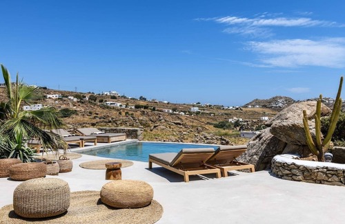 Plintri Villa | Elements Mykonos | Villa in Paraga near Scorpios & Soho House | Private pool