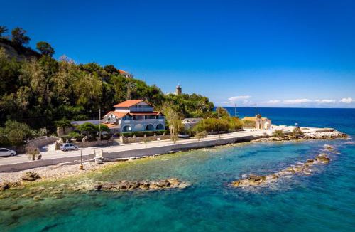 Akrotiri Apartment | Elena's Seafront Deluxe Studios