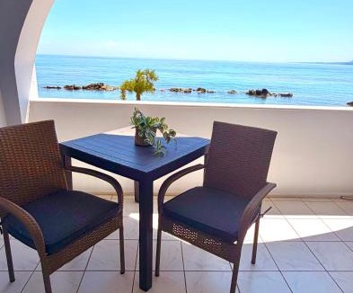 Akrotiri Apartment | Elena's Seafront Deluxe Studios