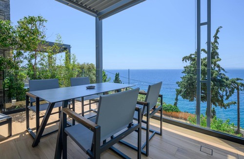 Lefktron House | Elia Deluxe Studio Suite