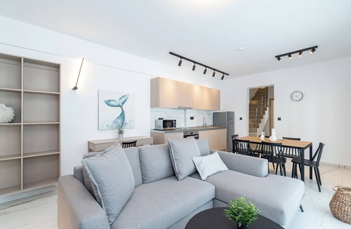 Skala Rachoniou Apartment | Emerald Three-Bedroom Villa with Private Pool and Rooftop