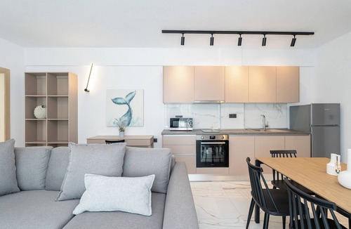 Skala Rachoniou Apartment | Emerald Three-Bedroom Villa with Private Pool and Rooftop