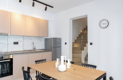 Skala Rachoniou Apartment | Emerald Three-Bedroom Villa with Private Pool and Rooftop