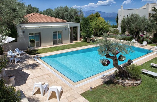 Chalcis Villa | Emerald Villa-next to the beach-sharing swimming pool