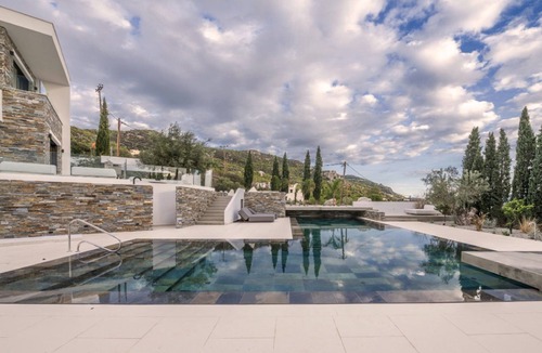 Loutraki-Agioi Theodoroi Villa | Endearing Beachfront Loutraki Villa | Villa Aegean Light | 4 Bedrooms |.