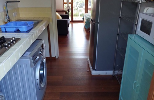Punaauia House | Equipped studio with pet-friendly garden area close to foodtruck for dinner.