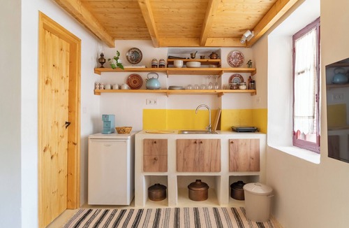 Nerotrivia Cottage | Esperos Petit House is a stone house where the visitor can relax and calm.