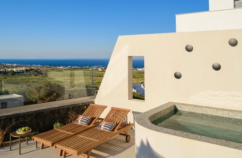 Karterados Bed & Breakfast | Eteo Santorini Luxury Suites