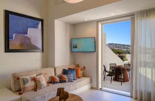 Karterados Bed & Breakfast | Eteo Santorini Luxury Suites