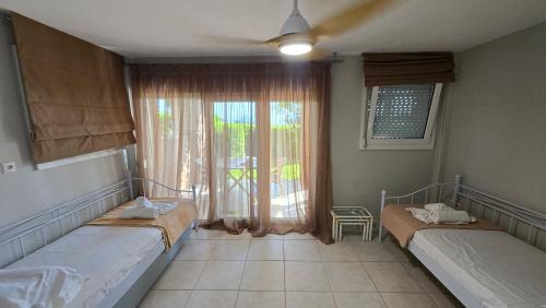 Polichrono Apartment | Evita Maisonette, Elegant Beachfront apt, Polychrono