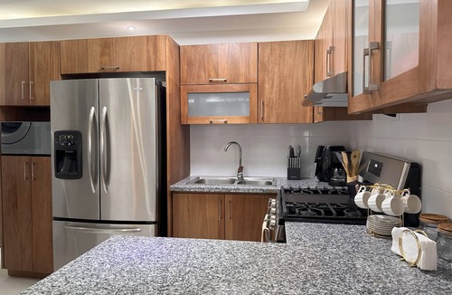 Cerro Alto Apartment | Experience rustic elegance in our 3-bed, 2-bath master suite, complete with a king-size bed and a fully equipped kitchen. Enjoy an elegant living room, a spacious dining area, and a perfect balcony for relaxing. Complex amenities include a gym, pool