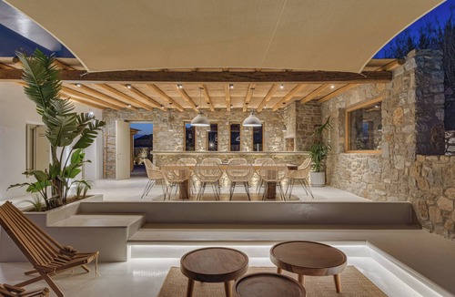 Xilokeratidi House | Experience luxurious living in this modern villa with stunning views
