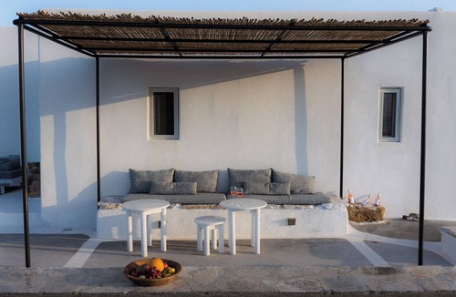 Therasia Villa | Experience your personal leap into time on Therasia island