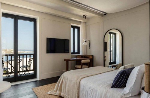 Drafaki Hotel | Exquisite Suite Near Windmills with Panoramic Aegian Views and Swimming Pool