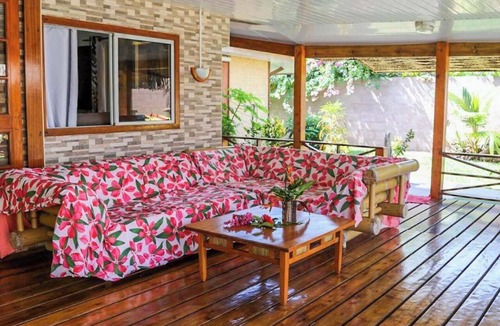 Vai'anae House | Fare Kuuheiura, a beachfront home overlooking the lagoon